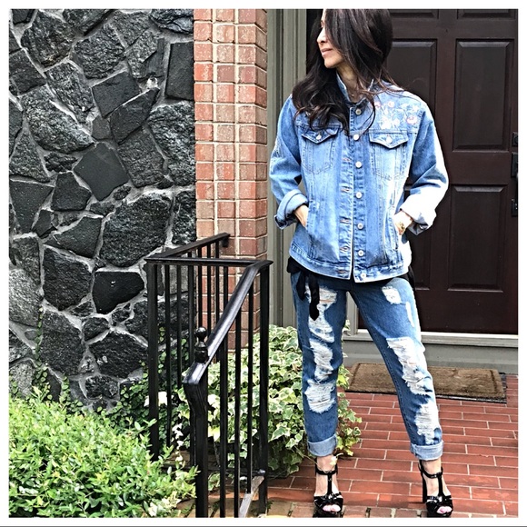 ✨LAST ONE ✨Embroidered distressed jean jacket - Picture 2 of 7